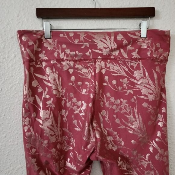 Fabletics Define Powerhold Mid-Rise Capris in Terracotta Winding Vine Size 1X - Picture 4 of 7